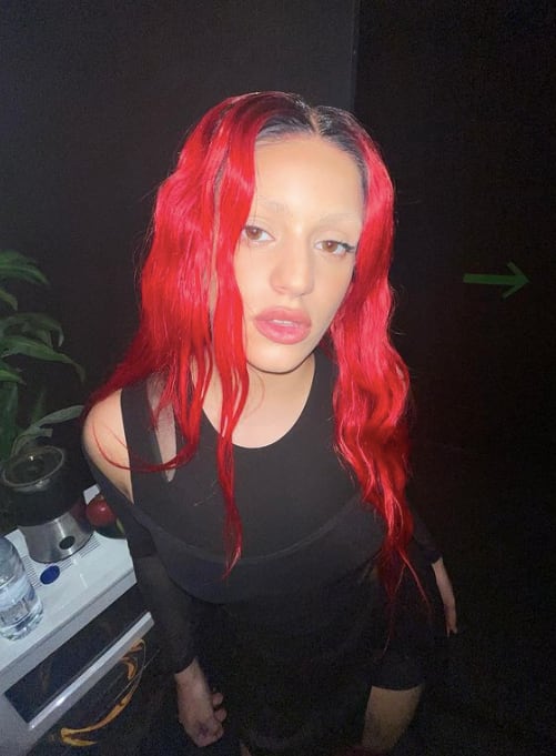 Rosalía se tiñe el cabello de rojo