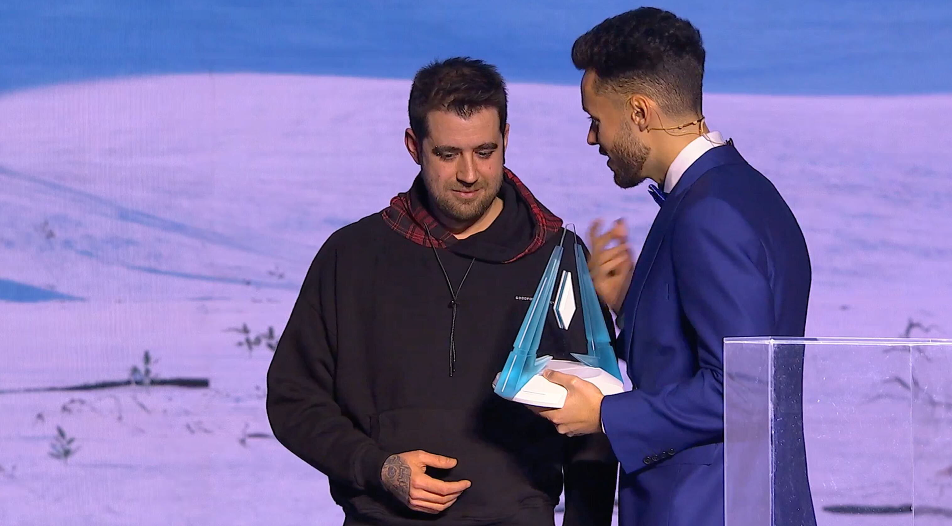 Auronplay gana por Minecraft Extremon en los Premios Esland 2024
