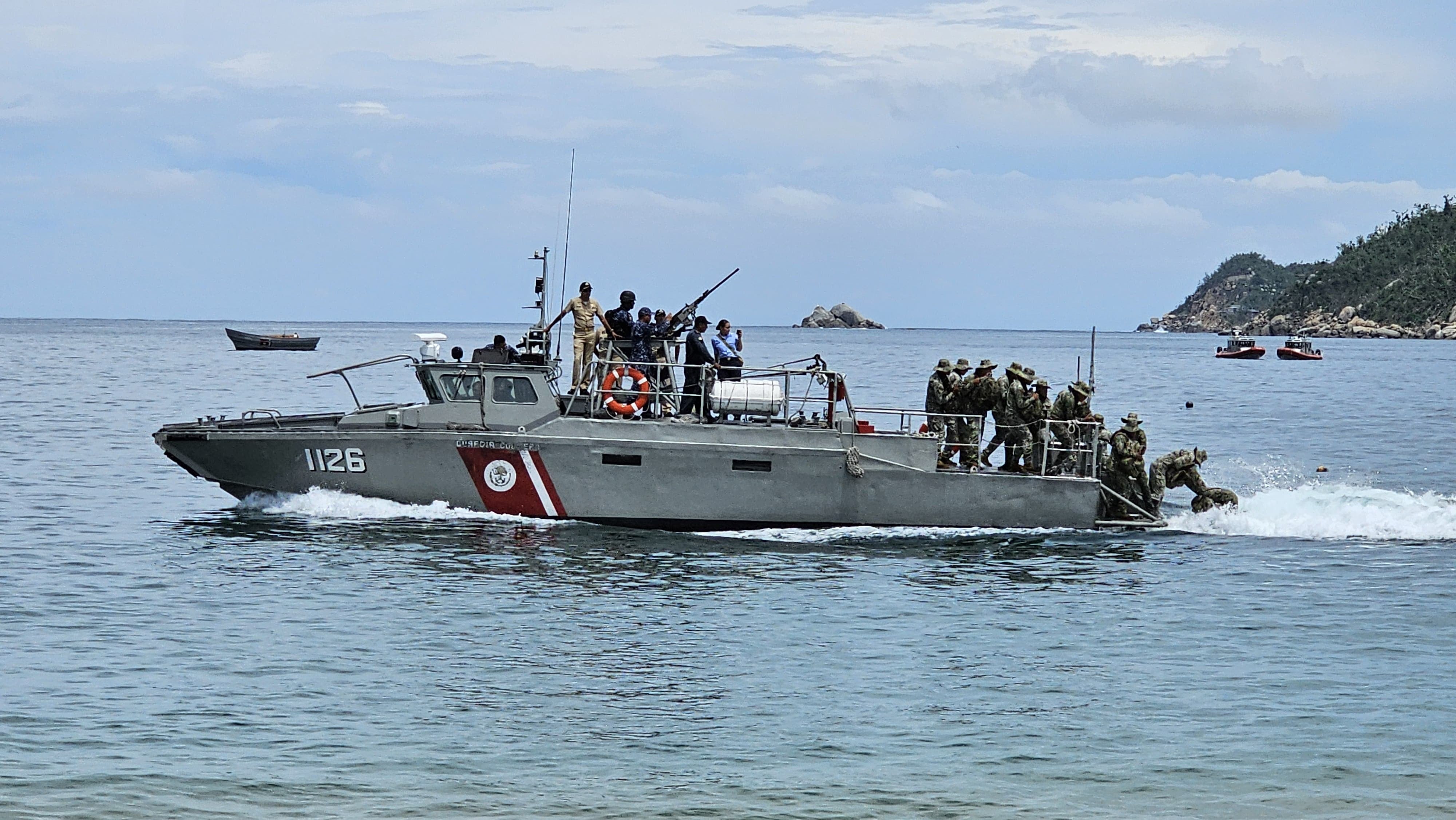 Demostración marina en Puerto Marqués