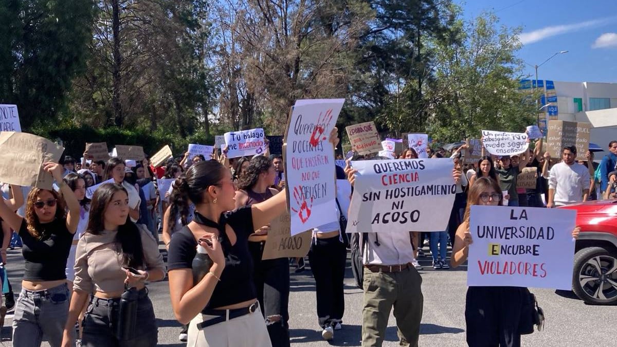 Manifestación en la Universidad Autónoma de San Luis Potosí por abuso de profesor a alumna