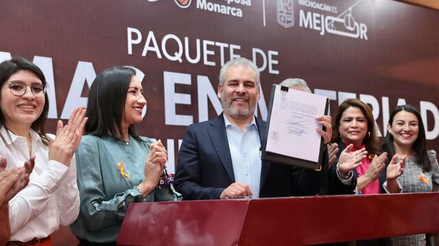 Alfredo Ramírez Bedolla firma reformas contra deudores alimentarios