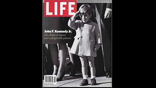Revista histórica a la venta en Amazon con el hijo de Kennedy, apodado John John, en su portada