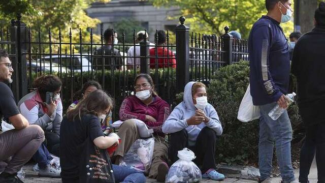 Migrantes esperando afuera de la casa de Kamala Harris