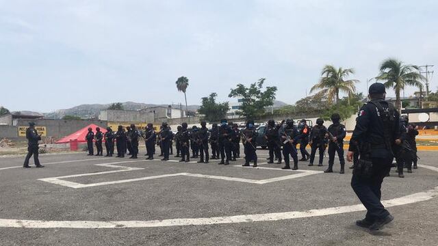 Policías de Oaxaca en trasladado a San Mateo del Mar.