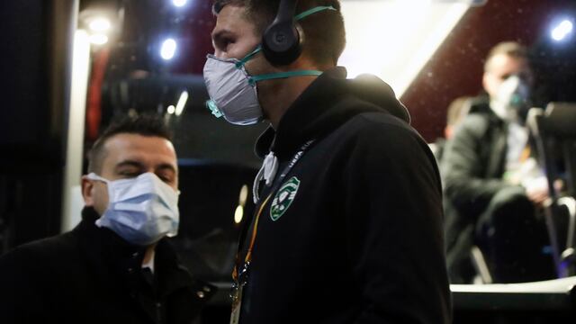 Jugadores de fútbol usan mascarillas para prevenirse del coronavirus.