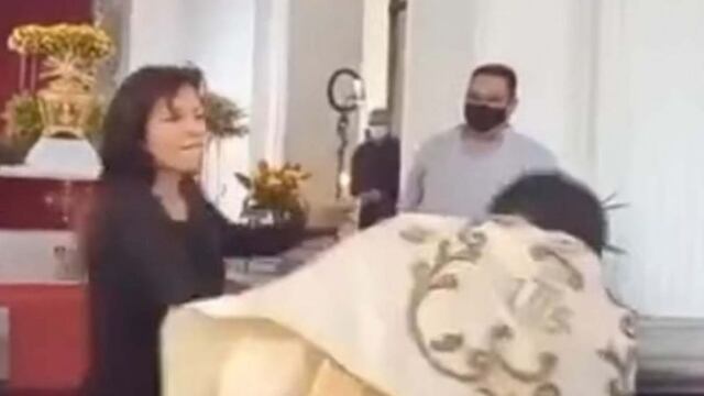 Mujer cachetea sacerdote