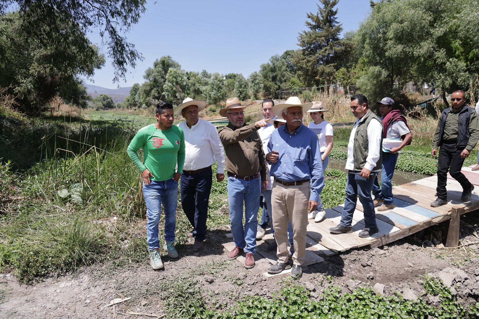 Alfredo Ramírez Bedolla visita lago y manantiales de Pátzcuaro