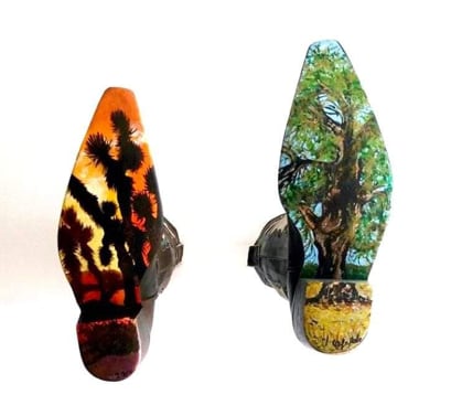 Julieta Olalde. “Caminando estas tierras”. Acrílico/Suela de botas; 2014.
