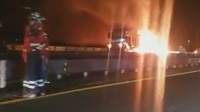 En video, se registró un choque en la Autopista Orizaba-Puebla, el cual provocó un incendio, ya que hay un herido.