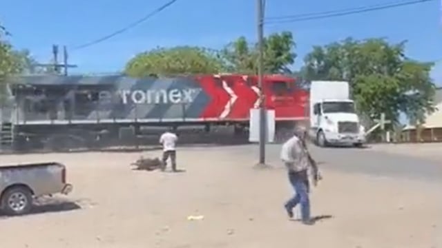 Tren impactó a un tráiler en Guasave