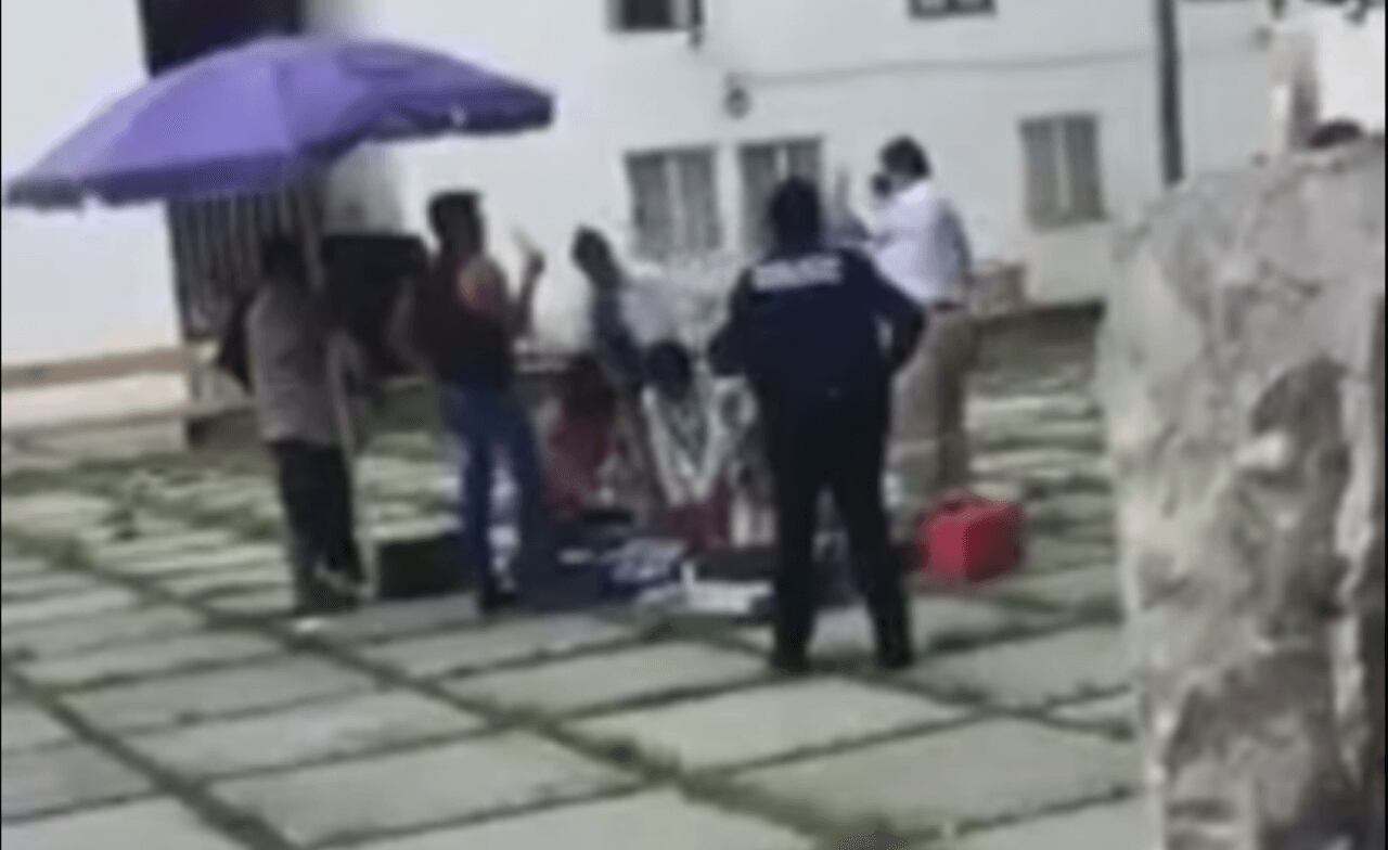 El hombre se desvaneció tras tomarse el pecho.