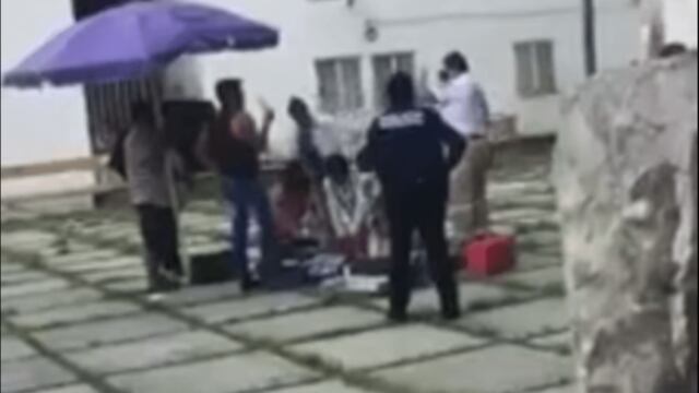 El hombre se desvaneció tras tomarse el pecho.