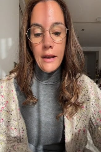 Mamá leyendo extraña carta a Santa Claus que escribió su hijo