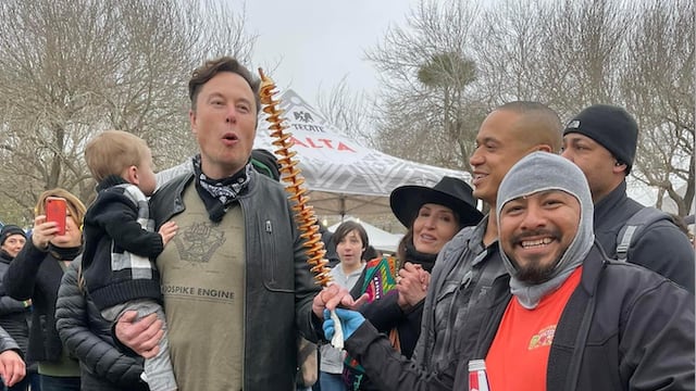 Elon Musk comiendo espiropapas cerca de Matamoros, Tamaulipas/twitter
