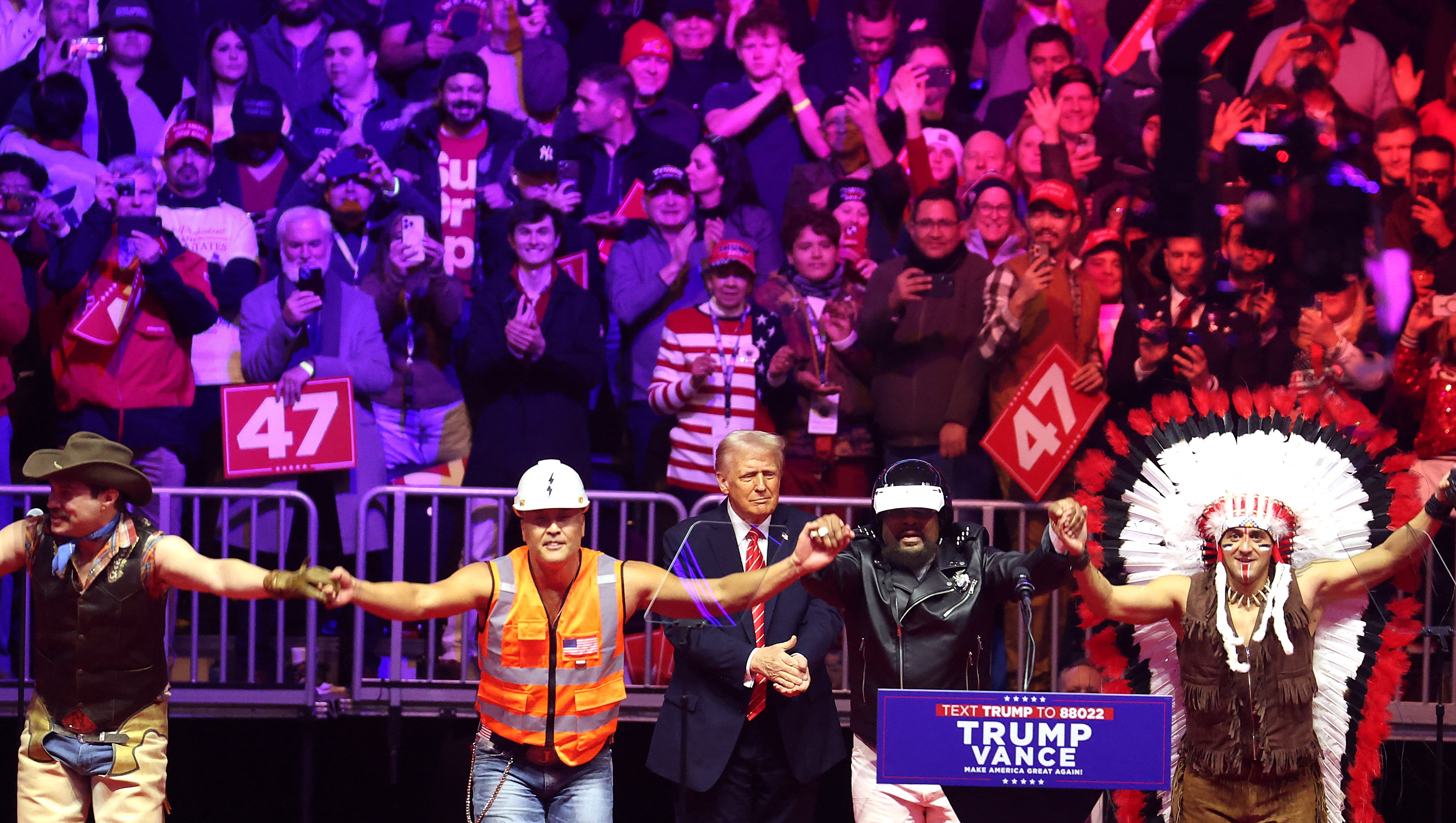 Donald Trump se une a The Village People para bailar YMCA antes de su toma de protesta