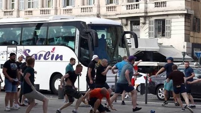 Pelea entre aficionados de Inglaterra y Rusia
