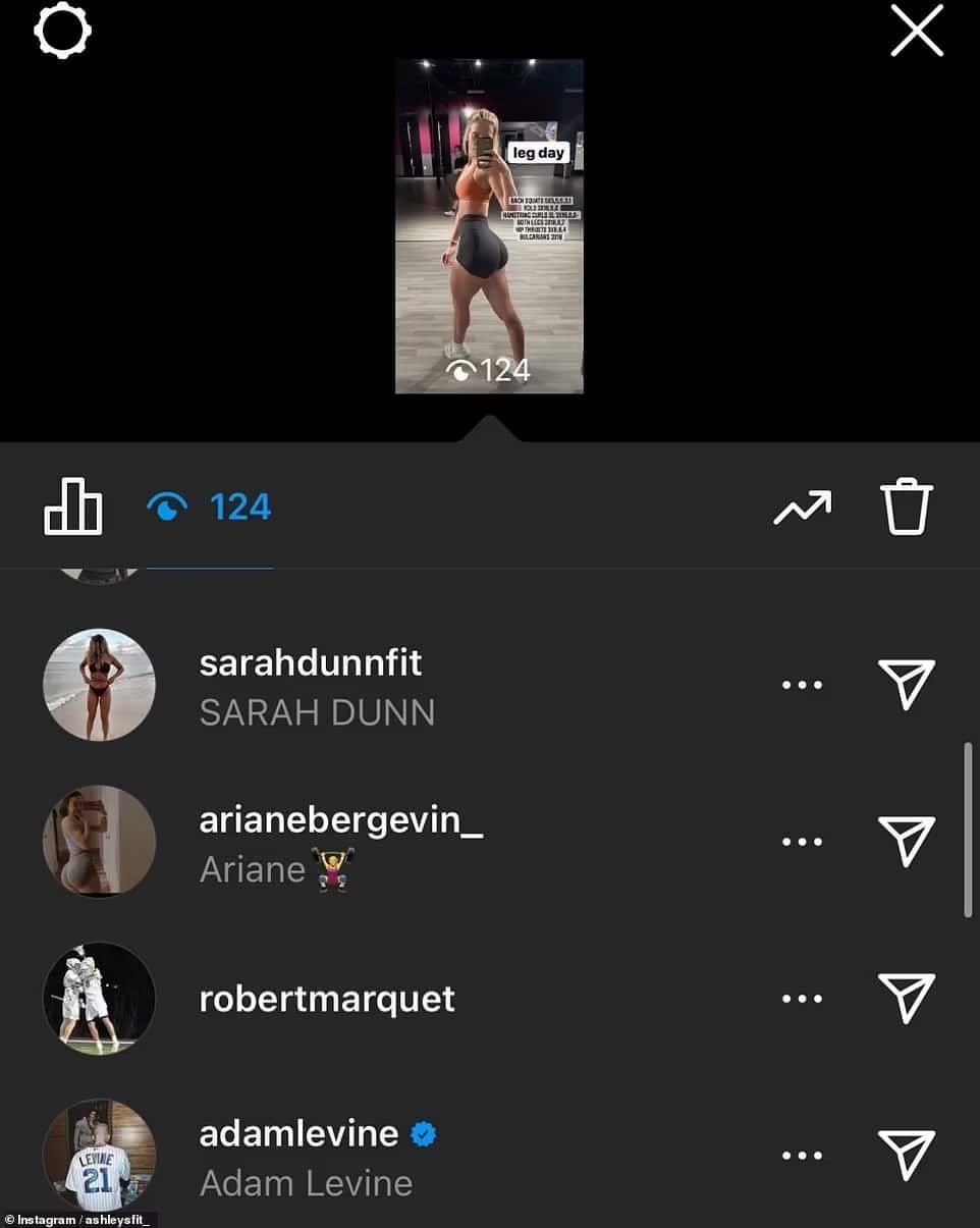 Historias de Ashley Russell que Adam Levine comentaba y veía