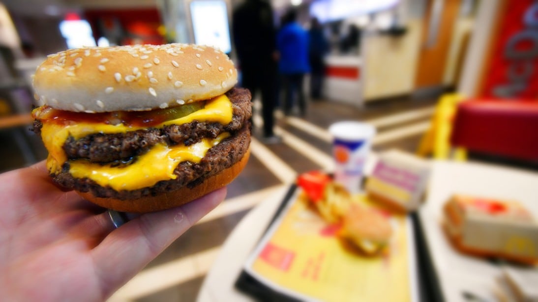 Así luce una hamburguesa de McDonald's con carne fresca