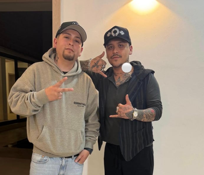 Christian Nodal se hace un nuevo tatuaje en el cuello