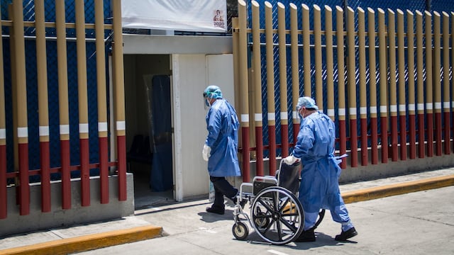 Médicos atienden Covid-19