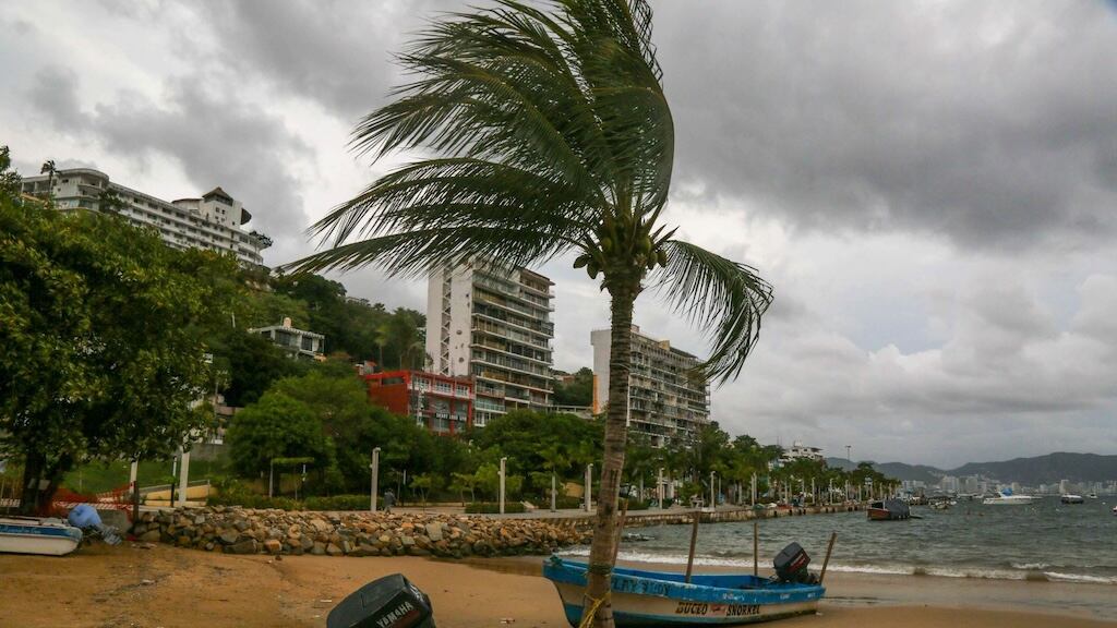 Simón ya es huracán categoría 2; Conagua alerta por su intensificación