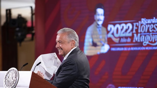 AMLO pide tregua a conservadores con pañuelo blanco