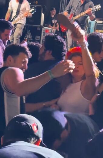 Señora usa el poder de la chancla para protegerse del slam en pleno concierto