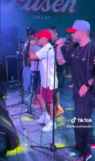 Concierto en el que un joven Le secan las lágrimas mientras llora por su ex