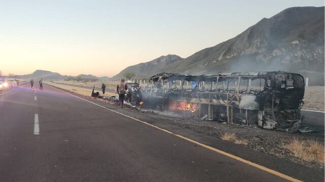Durango: autobús de pasajeros chocó con tractocamión en Velardeña
