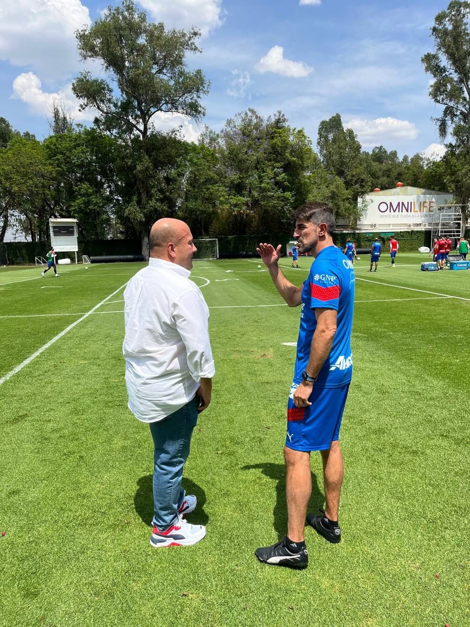 Enrique Alfaro celebra con Chivas su victoria sobre el América
