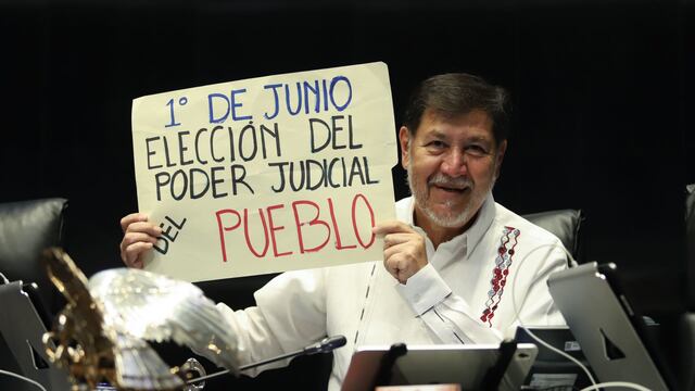El presidente de la Mesa Directiva del Senado, Gerardo Fernández Noroña, muestra un folder donde escribió la leyenda "1° de junio elección del poder judicial del pueblo"