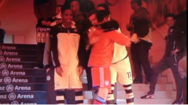 Marco Reus (Borussia Dortmund), Robert Lewandowski (Bayern de Münich) protagonizaron un saludo ensayado que salió a la perfección