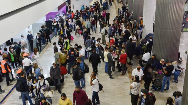 Pasajeros en la Terminal 1 del AICM