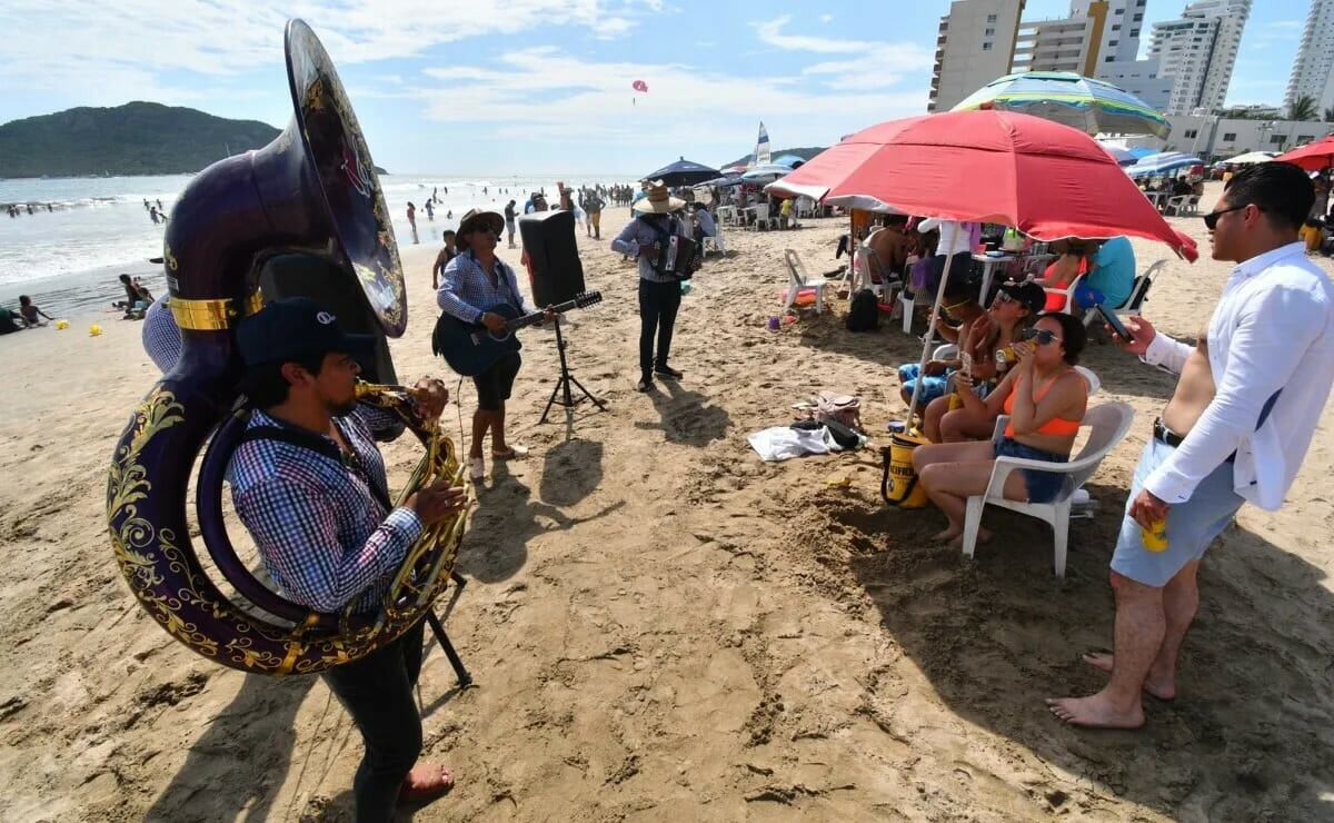 Bandas sinaloenses ya no podrán tocar después de las 2 pm en Mazatlán, Sinaloa