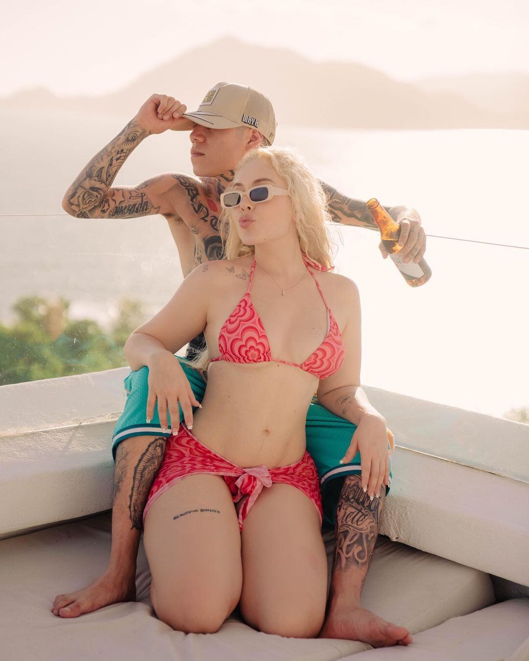 Santa Fe Klan y su novia Maya Nazor.