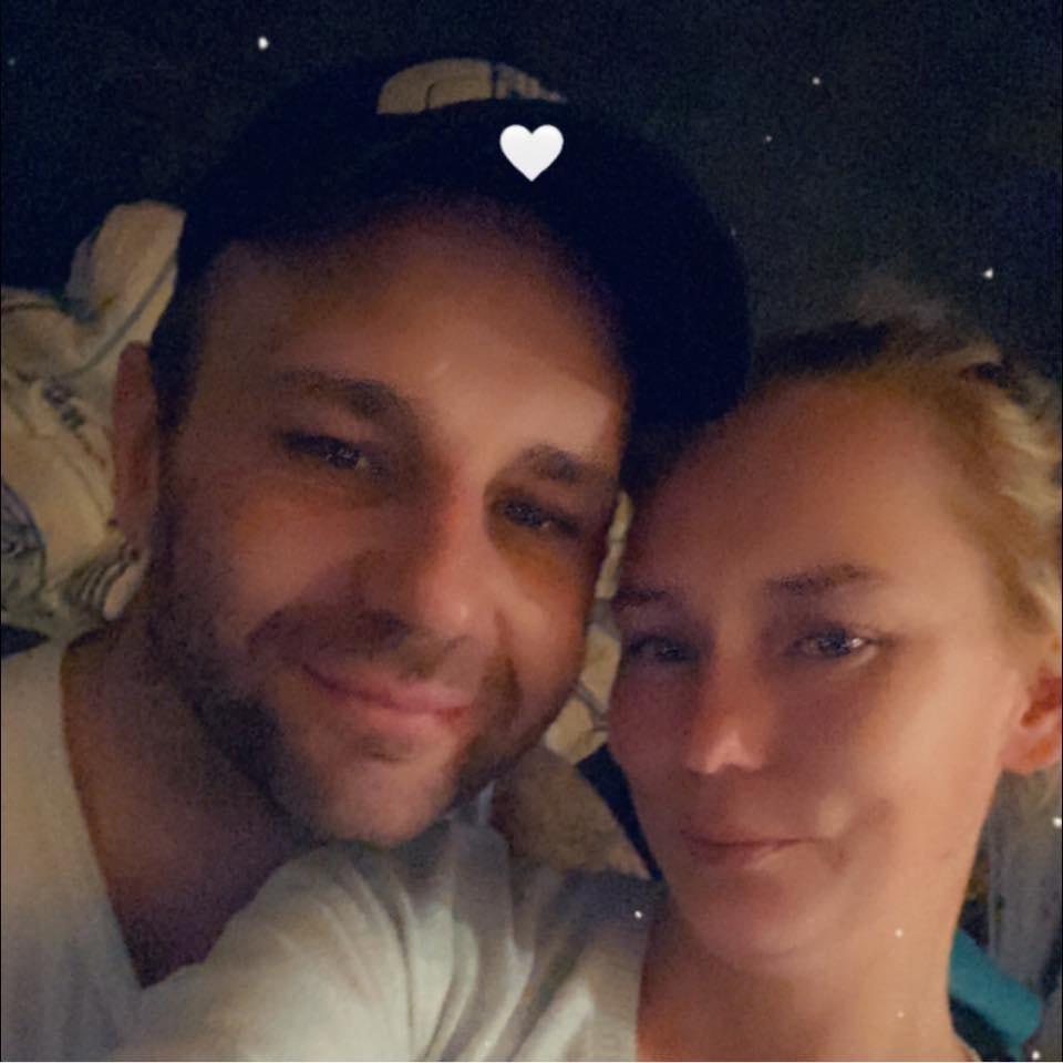 Jamie Boultbee y Kaylie Hursthouse, pareja que fue multada por tener sexo duro en hotel