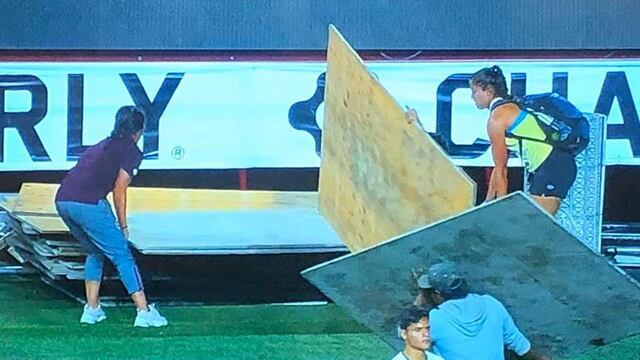 Jugadoras retiran las tarimas