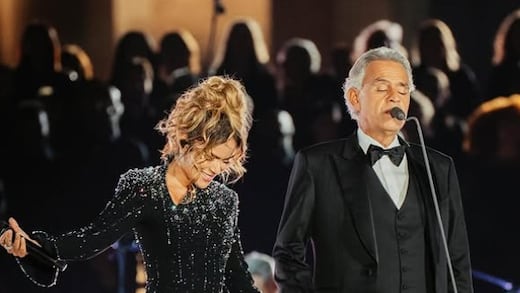 Karol G cumple su sueño con Andrea Bocelli en El Vaticano