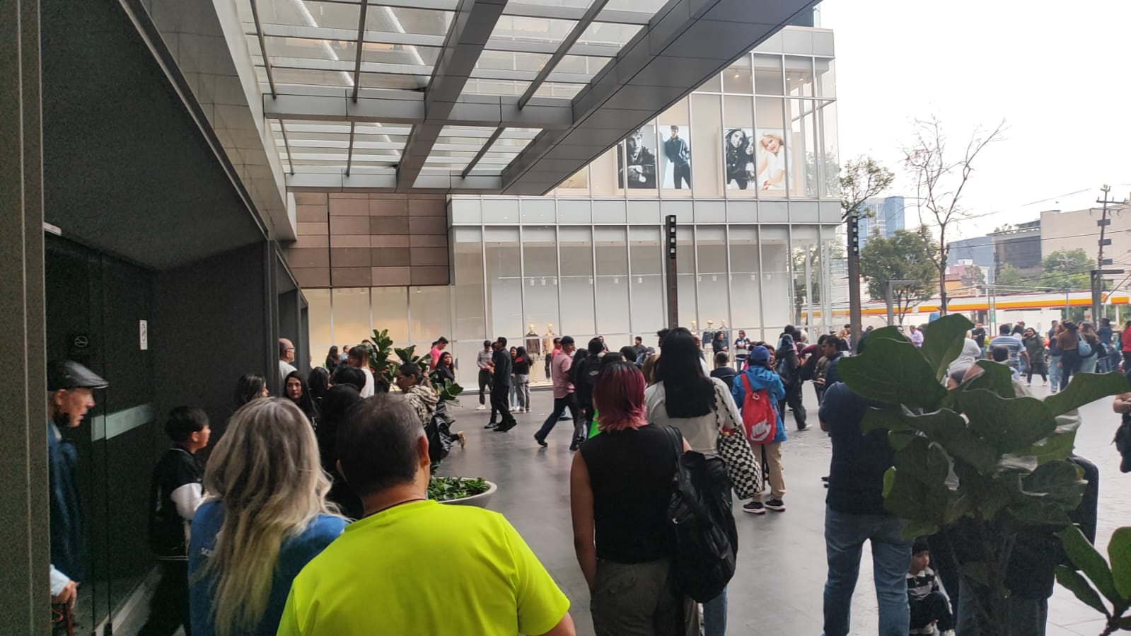 Desalojan centro comercial Portal San Ángel por fuga de gas