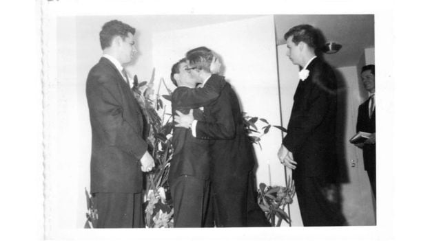 Los enamorados sellando su amor con un romántico beso.