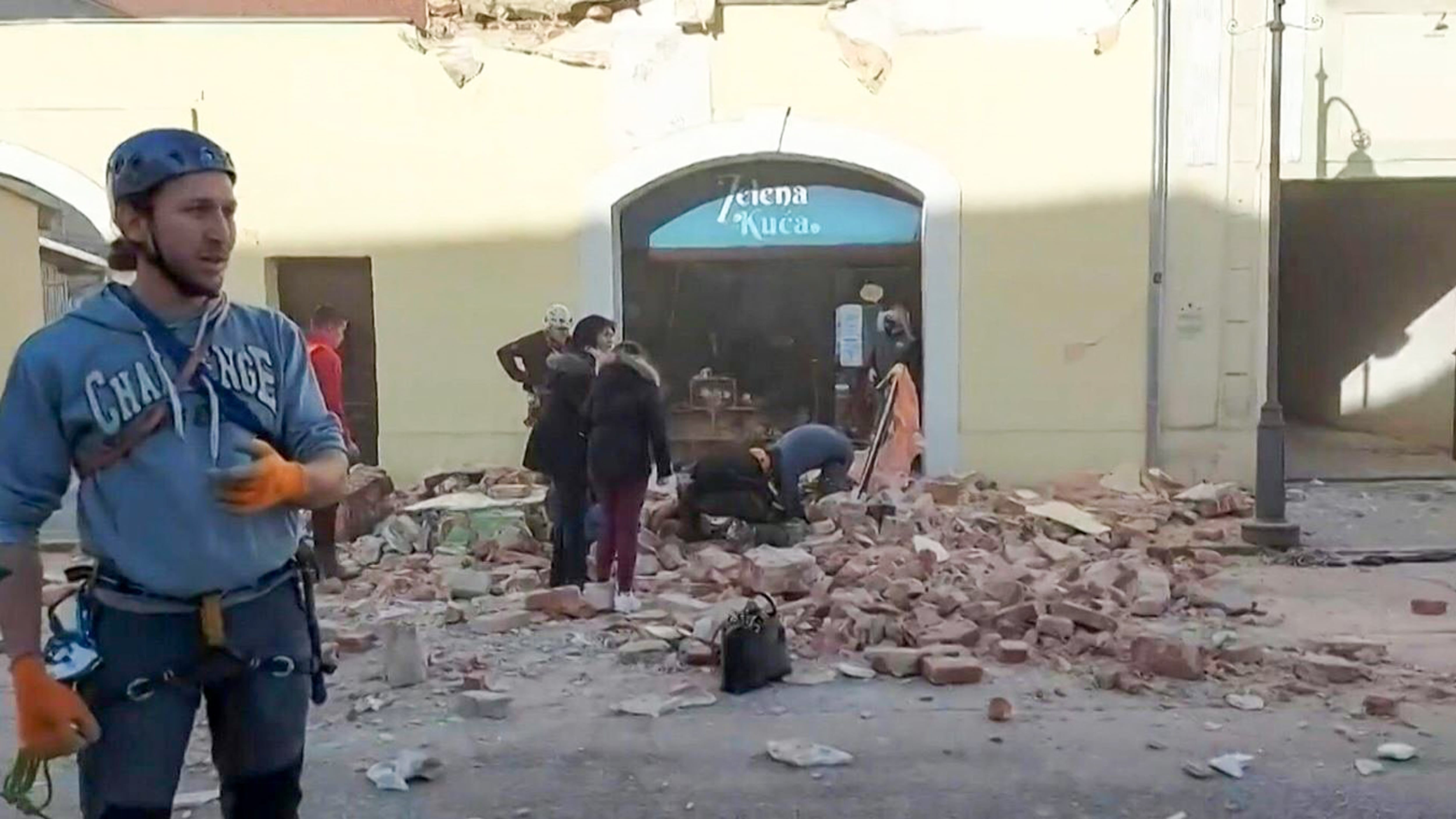 Rescatan a padre e hijo de los escombros tras sismo en Croacia
