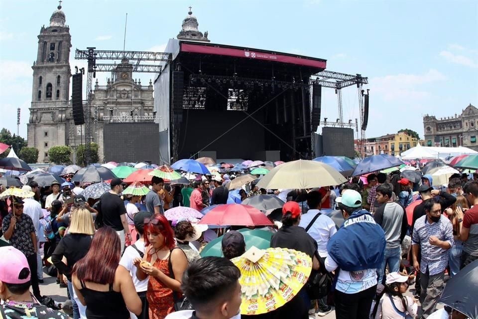 Personas esperan el inicio del concierto de Rosalía en el Zócalo