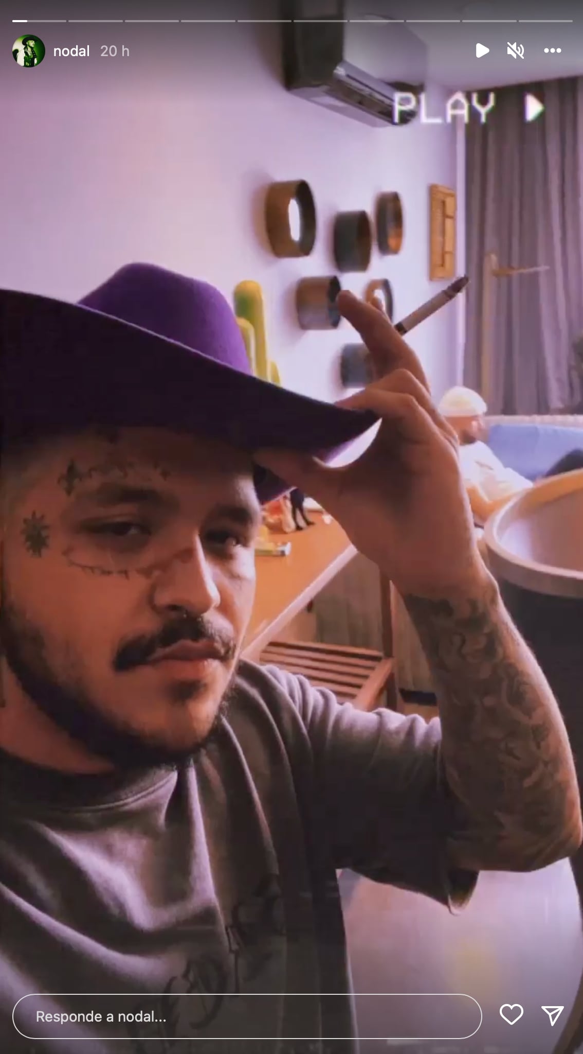 Christian Nodal nos engañó; iba a dejar el cigarro y aparece fumando