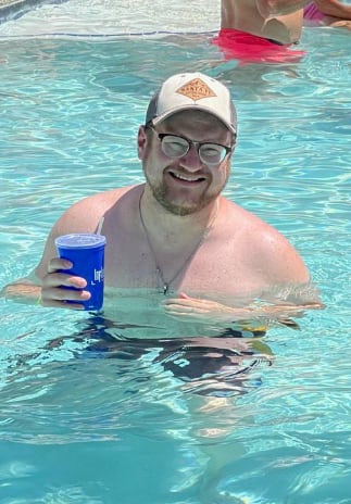 Encuentra a su "doble" en una alberca