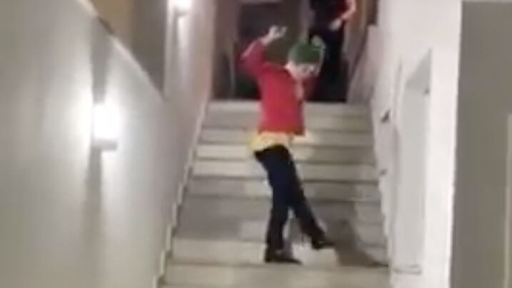 VIDEO: Se cae de las escaleras al emular al Joker