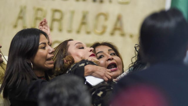 Diputados del Congreso CDMX se enfrentan a golpes por debate del Instituto de Transparencia