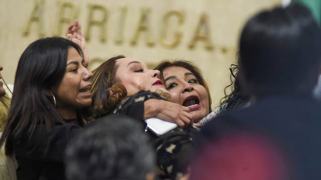 Diputados del Congreso CDMX se enfrentan a golpes por debate del Instituto de Transparencia