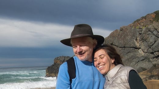 Julian Assange reaparece ya en libertad con su familia: esta es la foto