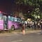 Un camión de transporte público de la Ruta 111 se sube a camellón en Eje 10 Sur en la alcaldía Coyoacán