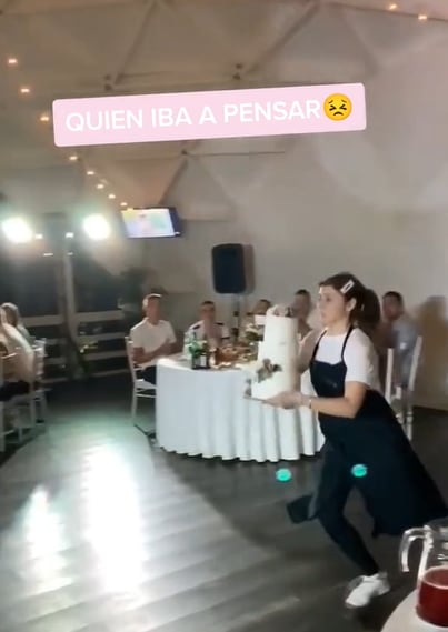 Se tropieza con todo y pastel al llegar a la fiesta